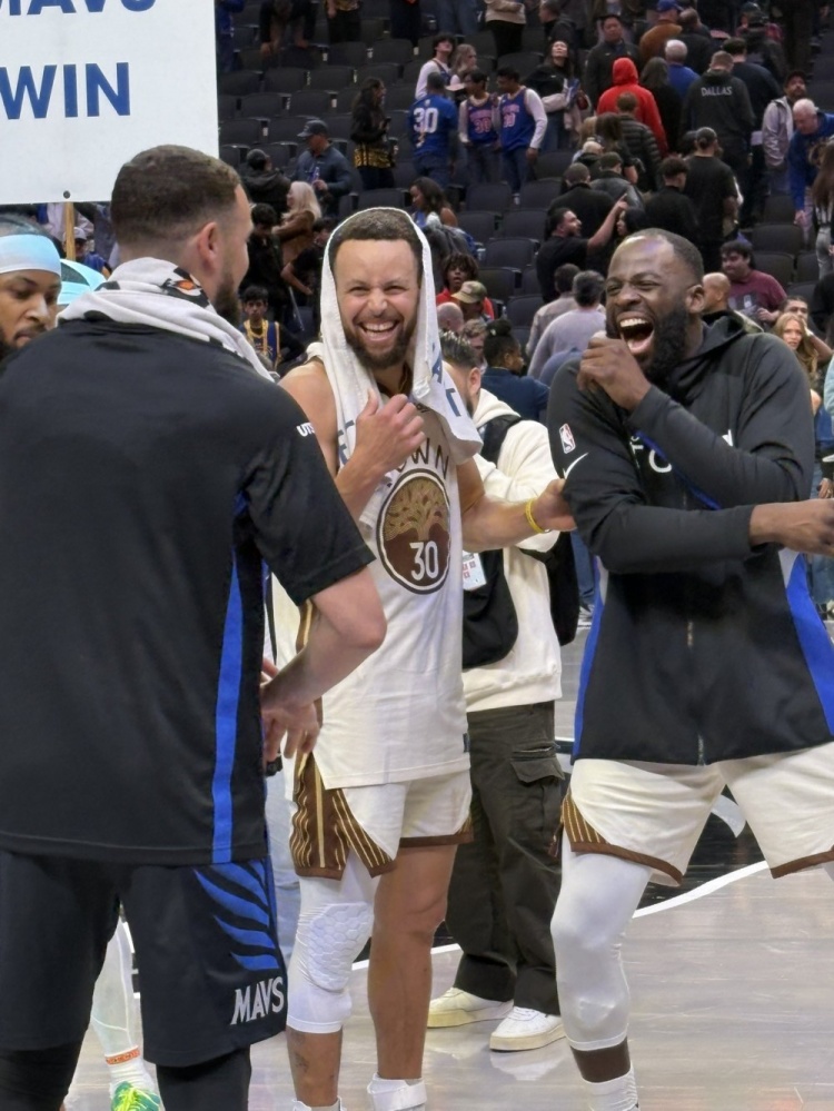 奇异果app在线登录-老伙计！库里、克莱、追梦赛后场边聚首 三人有说有笑非常开心