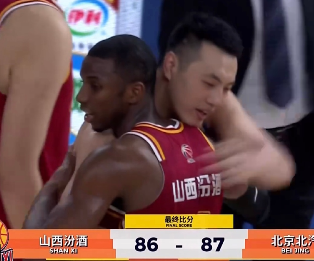 奇异果体育-太硬了！翟晓川双腿缠满绷带罚球制胜 5人伤停许利民盛赞全队坚韧